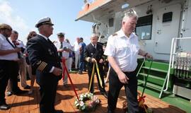 Vainikų nuleidimas į jūrą