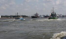 Vainikų nuleidimas į jūrą