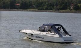 Vainikų nuleidimas į jūrą