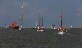 Vainikų nuleidimas į jūrą