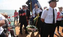 Vainikų nuleidimas į jūrą