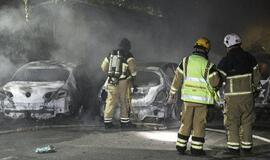 Švedijos policija ieško automobilius deginančių padegėjų