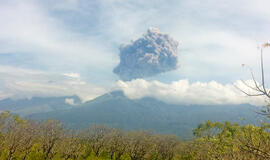 Išsiveržus Indonezijos ugnikalniui, evakuoti turistai