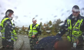 Girtas vairuotojas nestojo net šaudant į padangas (video)