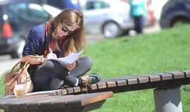 Kol tingesni rinkėjai baidosi lietaus, balsuoja "Facebook'o" karta, pastebi politologė