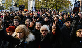 Moterys Lenkijoje ir toliau rengia protestus prieš griežtesnius abortų įstatymus