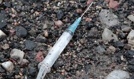 Pas keistai besielgusį vairuotoją - įtartinos medžiagos