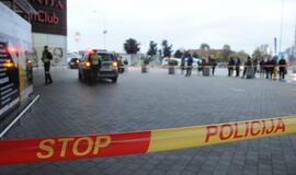 Iš "Akropolio" evakuoti žmonės