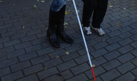 Sukčiai apvogė neregę moterį