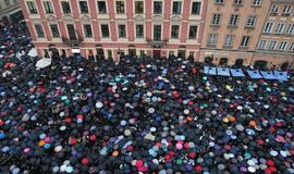 Tūkstančiai Lenkijos moterų protestavo prieš visišką abortų draudimą