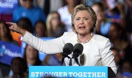 Hilari Klinton kaltina Donaldą Trampą priekabiavimu prie moterų