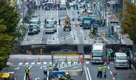 Japonijos gatvėje atsivėrė milžiniška įgriuva