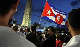 Minios kubiečių susirinko pagerbti Fidelį Kastrą