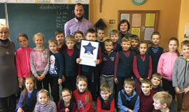 &quot;Neptūno&quot; kapitonas moksleiviams įteikė prizą