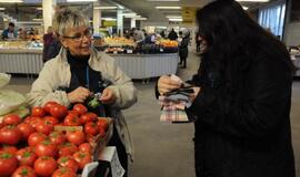 Naujajame turguje dalintos suvenyrinės suknelės