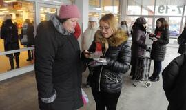 Naujajame turguje dalintos suvenyrinės suknelės