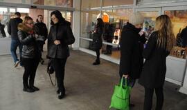 Naujajame turguje dalintos suvenyrinės suknelės