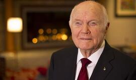 Mirė pirmasis Žemę apskriejęs amerikietis Džonas Glenas