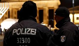 Vokietija: suimti septyni jauni migrantai, mėginę padegti miegantį benamį