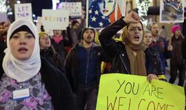 Dešimtys tūkstančių žmonių JAV protestavo prieš Donaldo Trampo draudimą atvykti į šalį musulmoniškų šalių piliečiams