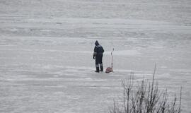 Kuršių marių ledas vietomis yra nesaugus