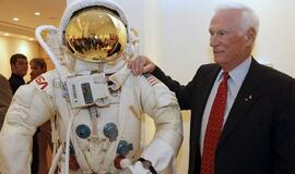Mirė JAV astronautas Judžinas Sernanas - kol kas paskutinysis žmogus, pabuvojęs Mėnulyje