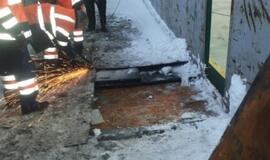 Muitininkai traukinio vagono dugne aptiko didelį kiekį kontrabandinių rūkalų