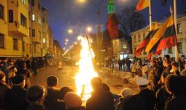 Atminimo laužas sausio 13-ajai prie Klaipėdos miesto savivaldybės