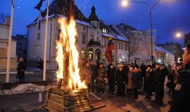 Atminimo laužas sausio 13-ajai prie Klaipėdos miesto savivaldybės