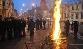 Atminimo laužas sausio 13-ajai prie Klaipėdos miesto savivaldybės
