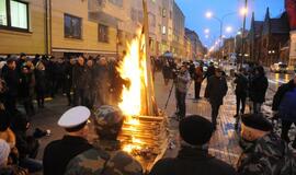 Atminimo laužas sausio 13-ajai prie Klaipėdos miesto savivaldybės