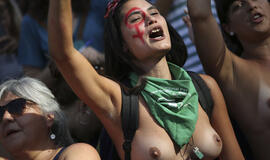 Argentinietės protestavo prieš draudimą nuogomis krūtimis