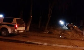 Girtas kaip maišas vairuotojas trenkėsi į patrulių mašiną