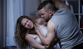 Girtas vyras parvertė buvusią žmoną ant lovos ir grasino užmušti