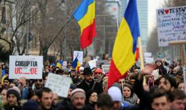 Po masinių protestų Rumunijos vyriausybė žada atšaukti dekretą dėl antikorupcinių priemonių švelninimo