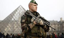 Prancūzijos karinį patrulį prie Luvro užpuolusio egiptiečio tėvas tikina, kad jo sūnus - ne teroristas