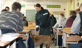 Šunys patikrino Klaipėdos moksleivių kuprines (video)