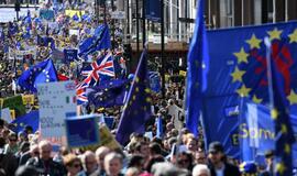 Dešimtys tūkstančių žmonių Londone protestavo prieš „Brexit"