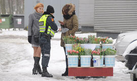 Moters dienos proga - peštynės tarp gėlių prekybininkų