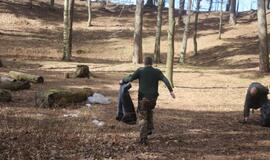 Po patriotinio žygio piliakalnyje liko šiukšlynas