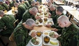 Didės karių atlyginimai, gerės maitinimas