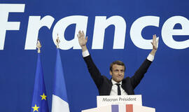 Pergale pirmajame Prancūzijos prezidento rinkimų ture džiaugiasi Emanuelis Makronas ir Marin Le Pen