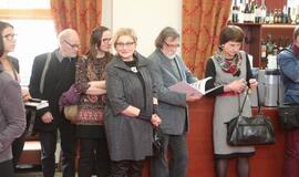 Ligoninę puošiantys meno darbai sugulė į albumą