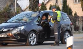 Naktiniai reidai: ir neblaivūs vairuotojai, ir bandymas papirkti