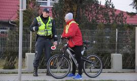 Naktiniai reidai: ir neblaivūs vairuotojai, ir bandymas papirkti