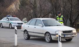 Naktiniai reidai: ir neblaivūs vairuotojai, ir bandymas papirkti