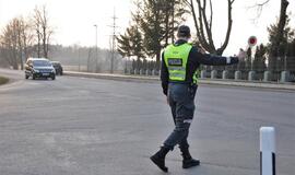 Naktiniai reidai: ir neblaivūs vairuotojai, ir bandymas papirkti