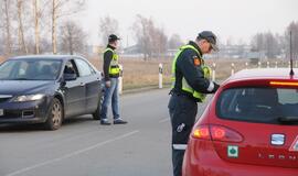 Naktiniai reidai: ir neblaivūs vairuotojai, ir bandymas papirkti