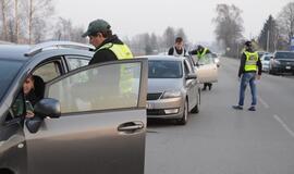 Naktiniai reidai: ir neblaivūs vairuotojai, ir bandymas papirkti