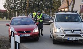 Naktiniai reidai: ir neblaivūs vairuotojai, ir bandymas papirkti